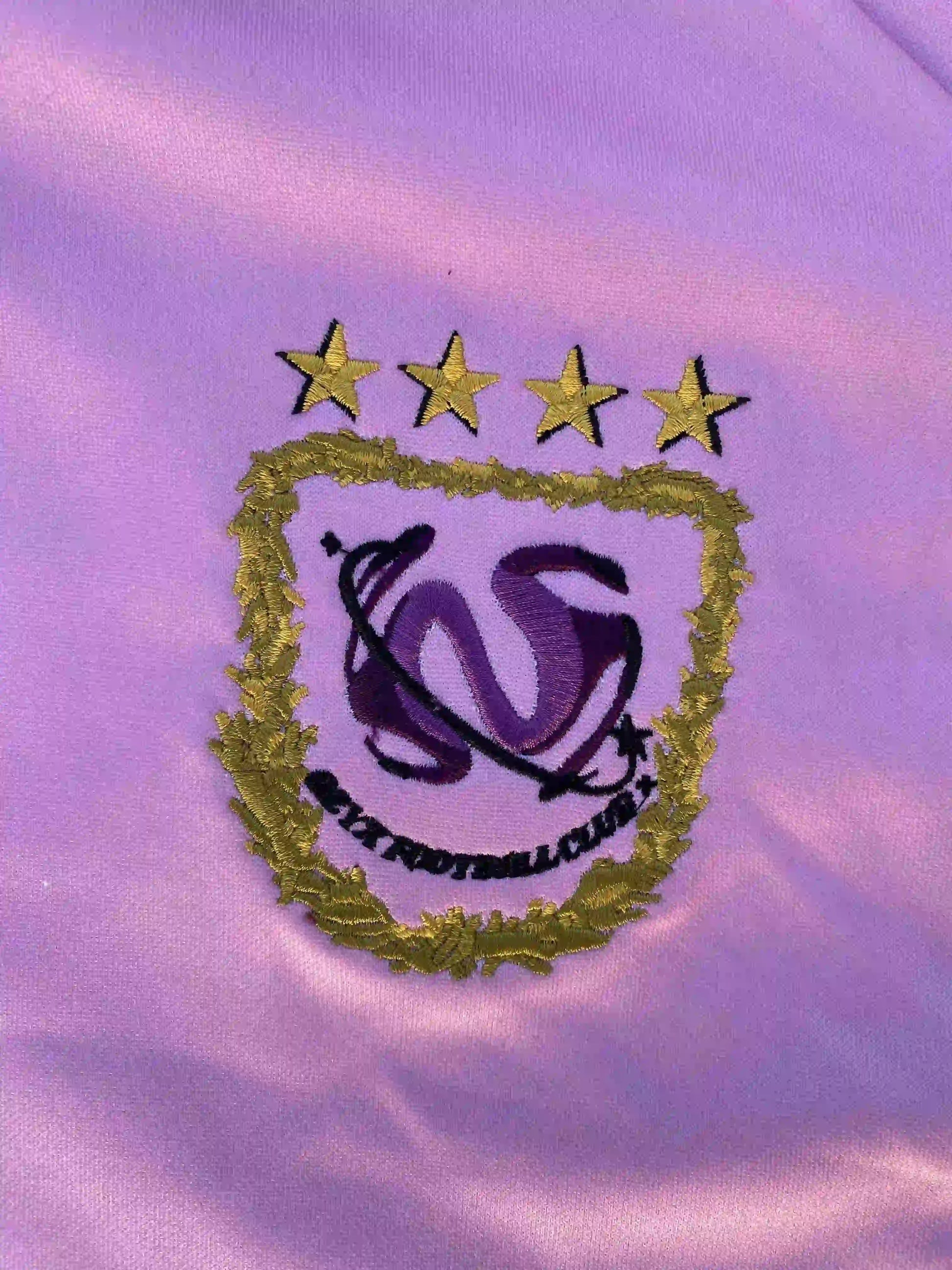 zoom-ecusson-brode-ozyx-football-club-maillot-liberta-fil-doré-et-etoiles