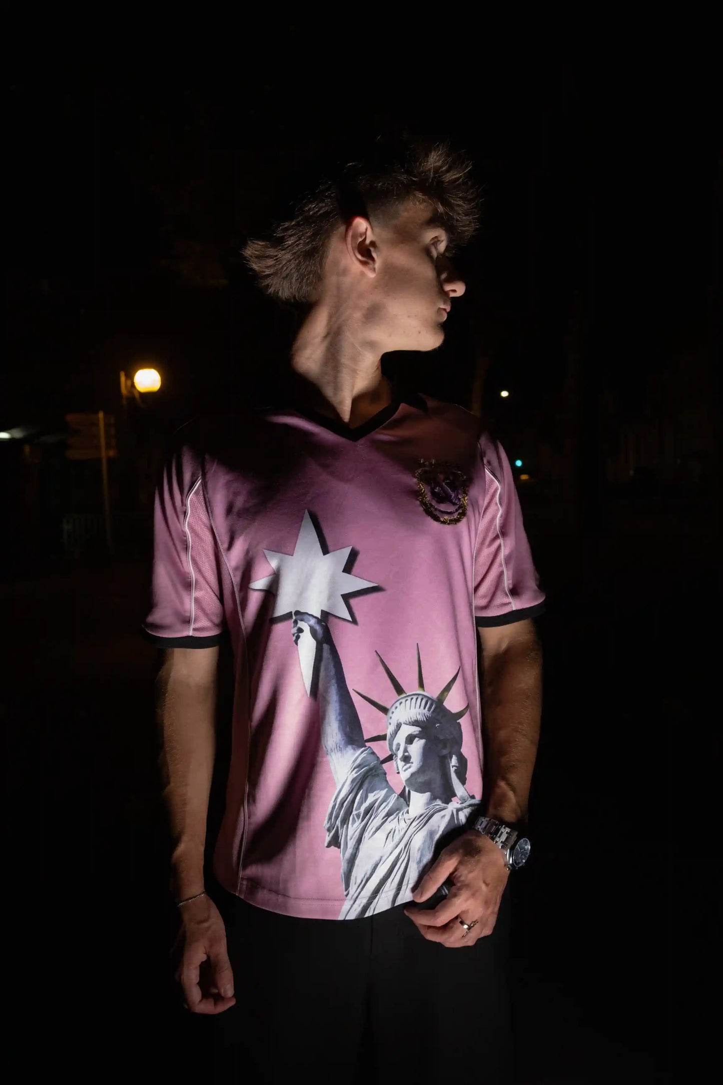 maillot-liberta-ozyx-rose-imprime-statue-de-la-liberte-style-football-streetwear-porte-mannequin-jeune