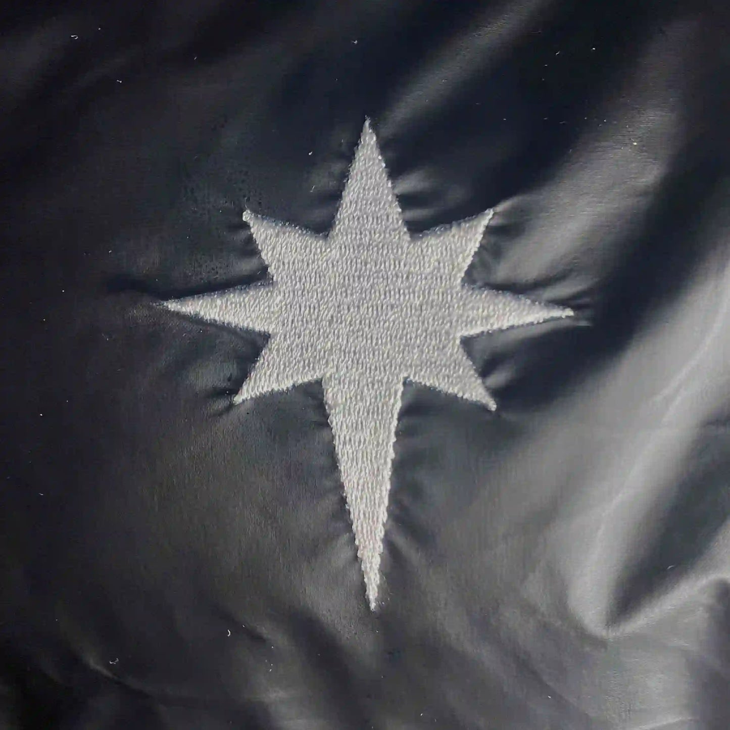 detail-broderie-poitrine-doudoune-ozyx-cozy-puffer