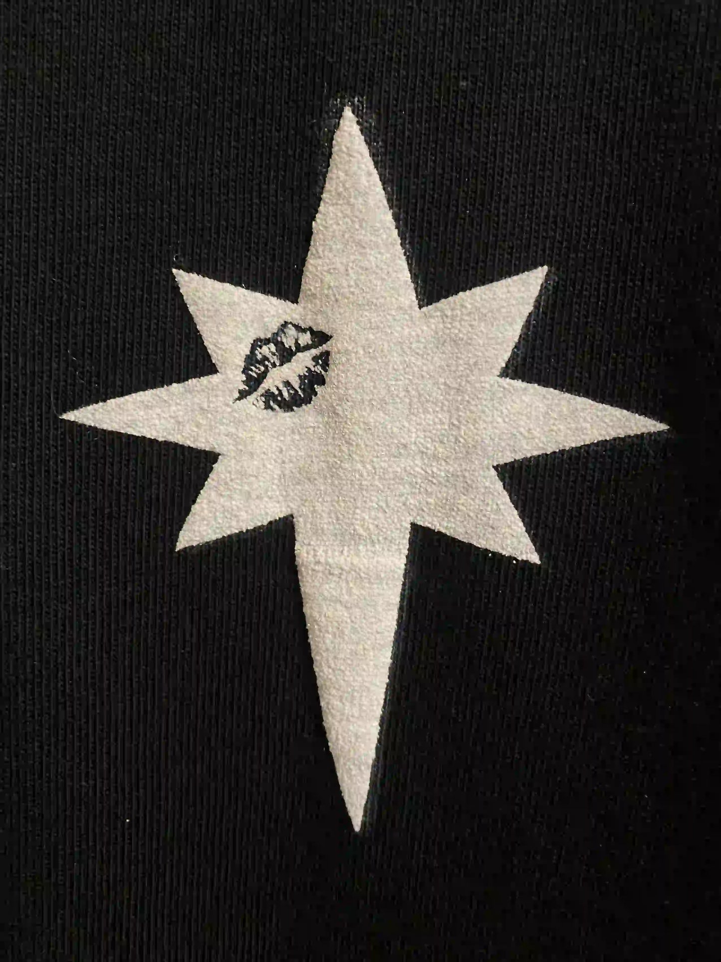 zoom-logo-etoile-8-branches-blanche-imprime-bisou-noir-t-shirt-erastis-ozyx-detail-graphique