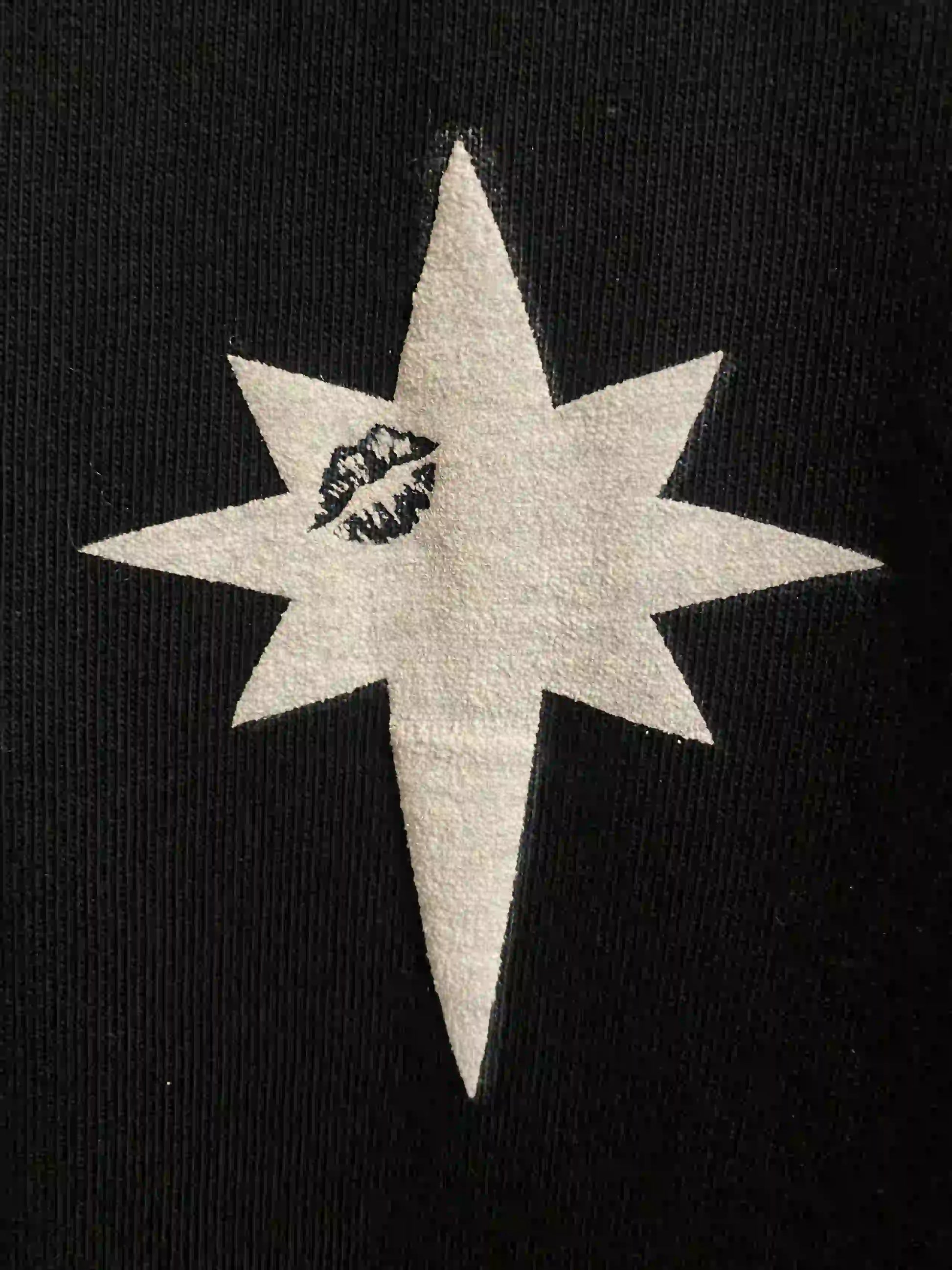 zoom-logo-etoile-8-branches-blanche-imprime-bisou-noir-t-shirt-erastis-ozyx-detail-graphique